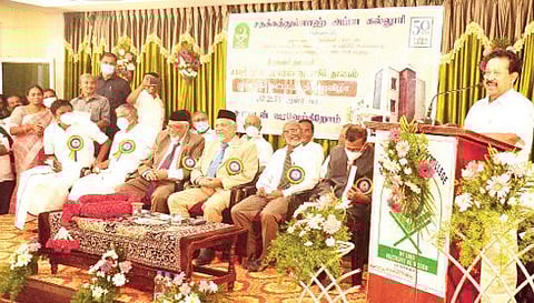 பாளையங்கோட்டை சதக்கத்துல்லா அப்பா கல்லூரியில் நடந்த நூலக திறப்பு விழாவில்  அமைச்சர் க. பொன்முடி பேசினார். படம்: மு.லெட்சுமி அருண்