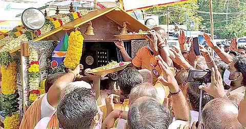 தென்காசிக்கு வந்த அச்சன்கோவில் ஐயப்ப சுவாமி திருவாபரணப் பெட்டியை பக்தர்கள் தரிசனம் செய்தனர்.