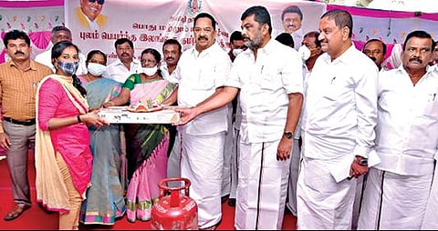 ஓசூரில் புலம் பெயர்ந்த இலங்கை தமிழர்களுக்கு எரிவாயு இணைப்பு உட்பட நலத்திட்ட உதவிகளை அமைச்சர் காந்தி வழங்கினார். உடன் எம்எல்ஏ.க்கள் பிரகாஷ், மதியழகன் மற்றும் பலர்.