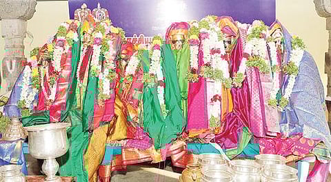 கவுசிக ஏகாதசியை முன்னிட்டு வில்லிபுத்தூர் ஆண்டாள் கோயிலில் ஆண்டாள், ரெங்கமன்னார், கருடாழ்வார், பெரியபெருமாளுக்கு 108 பட்டுப்புடவை அணிவிக்கும் வைபவம்.