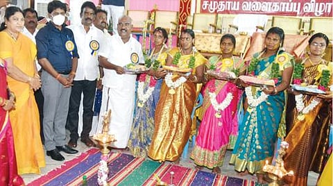 திண்டிவனம் அருகே ரெட்டணையில் நடைபெற்ற சமுதாய வளைகாப்பு நிகழ்ச்சியில் அமைச்சர் மஸ்தான் பங்கேற்றார். அருகில் ஆட்சியர் மோகன் உள்ளார்.