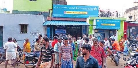 மங்களூர் கனரா வங்கியை பொதுமக்கள் முற்றுகையிட்டுள்ளனர்.