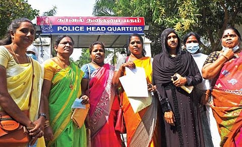 காவலர் மீது பாலியல் புகார் அளித்த பெண்ணுக்கு மிரட்டல் விடுத்த போலீஸார் மீது நடவடிக்கை எடுக்கக்கோரி சிபிசிஐடி சீனியர் எஸ்பி பிரதிக்ஷா கொடாராவிடம் புகார் மனு அளிக்க வந்த பெண்கள். படம்: எம்.சாம்ராஜ்