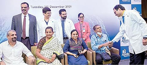 சென்னை, அப்போலோவில் பார்கின்சன் நோய்க்கு டிபிஎஸ் சிகிச்சை பெற்று குணமடைந்த நோயாளிகளுடன் அவர்களுக்கு சிகிச்சை அளித்த டாக்டர் வெங்கடாசலம், டாக்டர் ரூபேஷ் குமார், டாக்டர் அரவிந்த் சுகுமாரன், டாக்டர் விஜயசங்கர் பரமானந்தம், தலைமை இயக்க அலுவலர் சாண்டி சாஜன்.