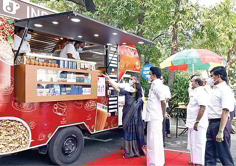 சென்னை, கோவை, திருப்பூர், நீலகிரி மாவட்டங்களுக்கு  -  தேநீர், சிற்றுண்டி வாகனங்கள் சேவை :  முதல்வர் மு.க.ஸ்டாலின் கொடியசைத்து தொடங்கிவைத்தார்