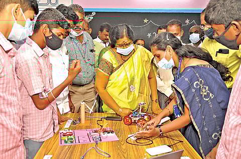 கிருஷ்ணகிரி அருகே கே.பூசாரிப்பட்டி அரசு உயர்நிலைப்பள்ளியில் அடல் டிங்கர் ஆய்வகத்தை தொடங்கி வைத்த சிஇஓ மகேஸ்வரி, மாணவர்கள் உருவாக்கிய ரோபோடிக் செயல்பாட்டை பார்வையிட்டார்.