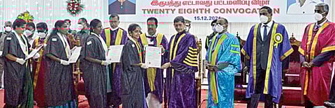 திருநெல்வேலி மனோன்மணீயம் சுந்தரனார் பல்கலைக்கழக பட்டமளிப்பு விழாவில் ஆளுநர் ஆர்.என்.ரவி பங்கேற்று  1,374 பேருக்கு பட்டங்களை வழங்கினார். உடன், உயர்கல்வித் துறை அமைச்சர் பொன்முடி, திருவனந்தபுரம் சிஎஸ்ஐஆர் இயக்குநர் அஜயகோஷ், துணைவேந்தர் கா.பிச்சுமணி உள்ளிட்டோர்.       படம்: மு.லெட்சுமி அருண்