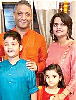மனைவி கீதாஞ்சலி மற்றும் குழந்தைகளுடன் கேப்டன் வருண் சிங்