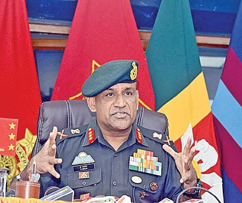 சென்னையில் உள்ள ராணுவ தலைமையகத்தில் நேற்று பத்திரிகை யாளர்களைச் சந்தித்த தென்பிராந்திய ராணுவ அதிகாரி, லெப்டினன்ட் ஜெனரல் ஏ.அருண். படம்: க.பரத்