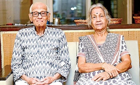 மனைவி விஜயாவுடன் கமாண்டர் ஆர்.கணபதி.படங்கள்: பு.க.பிரவீண்.