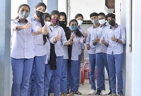 மாணவிகள் பேண்ட், சர்ட் அணியக் கூடாது: பாலியல் சமத்துவத்தை உணர்த்தும் சீருடைக்கு கேரளாவில் எதிர்ப்பு