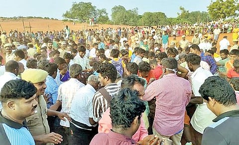 தேரிக்குடியிருப்பு கற்குவேல் அய்யனார் கோயிலில் கள்ளர் வெட்டு திருவிழா நடைபெற்றது. (அடுத்த படம்)  திருவிழாவில் பங்கேற்ற குறைந்த எண்ணிக்கையிலான பக்தர்கள்.