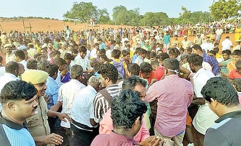 தேரிக்குடியிருப்பு கற்குவேல் அய்யனார் கோயிலில் கள்ளர் வெட்டு திருவிழா நடைபெற்றது. (அடுத்த படம்)  திருவிழாவில் பங்கேற்ற குறைந்த எண்ணிக்கையிலான பக்தர்கள்.