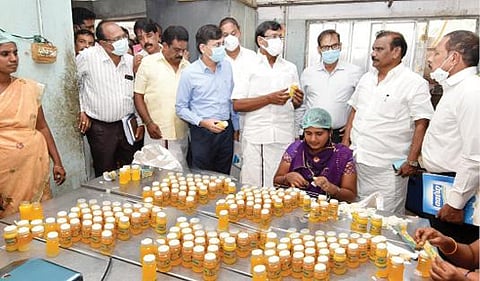 கிருஷ்ணகிரி மாவட்ட பால் உற்பத்தியாளர் கூட்டுறவு ஒன்றியத்தில் பால்வளத் துறை அமைச்சர் நாசர் ஆய்வு மேற்கொண்டார்.