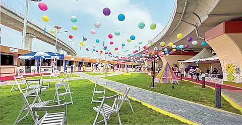 சென்னை கிண்டி கத்திப்பாரா மேம்பாலத்தின் கீழ் பகுதியில் வாகன நிறுத்தங்கள், கைவினைப் பொருள் அங்காடி, உணவுக் கூடம், விளையாடும் இடம் உள்ளிட்ட வசதிகளுடன் அமைக்கப்பட்டுள்ள நகர்ப்புற சதுக்கத்தை நேற்று திறந்துவைத்துப் பார்வையிட்டார் முதல்வர் மு.க.ஸ்டாலின். உடன், அமைச்சர்கள் கே.என்.நேரு, தா.மோ.அன்பரசன் உள்ளிட்டோர்.படங்கள்: பு.க.பிரவீன்