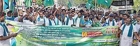 மழையால் பாதிக்கப்பட்ட பயிர்களுக்கு நிவாரணம் வழங்குதல் உள்ளிட்ட கோரிக்கைகளை வலியுறுத்தி  எழும்பூர் ராஜரத்தினம் மைதானம் அருகே நேற்று ஆர்ப்பாட்டம் நடத்திய  விவசாயிகள் சங்கத்தினர். படம்: க.பரத்