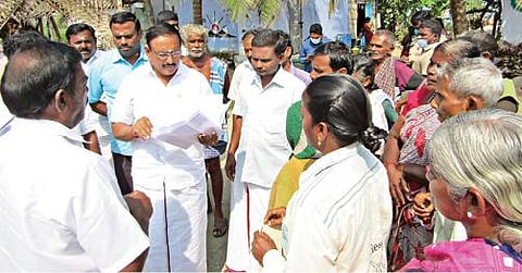 நாமக்கல் அருகே புதுச்சத்திரம் ஊராட்சி ஒன்றியத்தில் மக்களைத்தேடி சட்டப்பேரவை உறுப்பினர் திட்டத்தின் கீழ் கிராம மக்களிடம் எம்எல்ஏ பெ.ராமலிங்கம் கோரிக்கை மனுக்களை பெற்றார்.