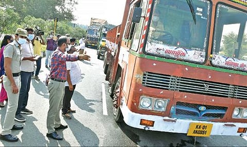தமிழக-கேரள எல்லையான வாளையாறு சோதனைச்சாவடியில் பறவைக் காய்ச்சல் தடுப்பு பணிகள் தொடர்பாக நேற்று ஆய்வு மேற்கொண்ட மாவட்ட ஆட்சியர் ஜி.எஸ்.சமீரன்.