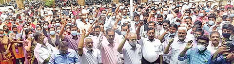 கோவை ரயில்நிலையம் எதிரில் உள்ள பாங்க் ஆஃப் பரோடா வங்கிக் கிளை வளாகத்தில் நடைபெற்ற ஆர்ப்பாட்டத்தில் பங்கேற்ற வங்கி ஊழியர்கள். படம்: ஜெ.மனோகரன்