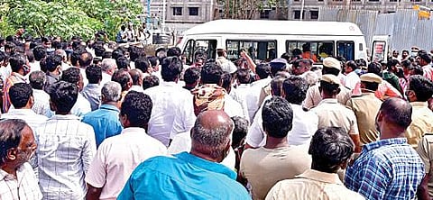 பாச்சலூர் சிறுமி கொலையில் குற்றவாளிகளை உடனடியாக கைதுசெய்யக் கோரி மறியலில் ஈடுபட்ட அவரது உறவினர்கள், பேச்சு வார்த்தைக்குப் பின்பு சிறுமியின் உடலை வாங்கிச் சென்றனர்.