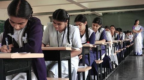 சிபிஎஸ்இ பொதுத்தேர்வில் தவறு நடந்தால் மைய கண்காணிப்பாளர், பள்ளி மீது நடவடிக்கை: புதிய கட்டுப்பாடுகள் விதிப்பு