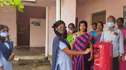 அஞ்சல் துறை சார்பில் அம்பகரத்தூர் அரசுப் பள்ளியில் நடைபெற்ற கடிதம் எழுதும் போட்டியில், தான் எழுதிய கடிதத்தை பிரதமருக்கு அஞ்சல் மூலம் அனுப்பி வைத்த மாணவி.