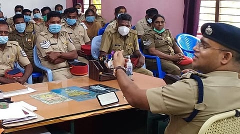 பணி செய்யாமல் இருக்கும் காவலர்கள் மீது கடும் நடவடிக்கை எடுக்கப்படும்: புதுவை தெற்கு பகுதி போலீஸ் எஸ்.பி. எச்சரிக்கை