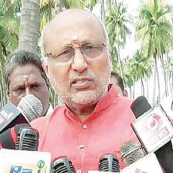 வேலூரில் செய்தியாளர்களை சந்தித்த சி.பி ராதாகிருஷ்ணன்.