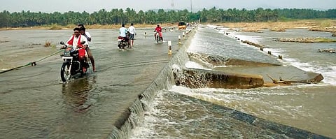 ஆம்பூர் அடுத்த பச்சக்குப்பம்-அழிஞ்சிகுப்பம் இடையே பாலாற்று தரைப்பாலத்தில் தண்ணீர் வரத்து குறைந்ததால் வழக்கம்போல வாகன போக்குவரத்து தொடங்கியுள்ளது.