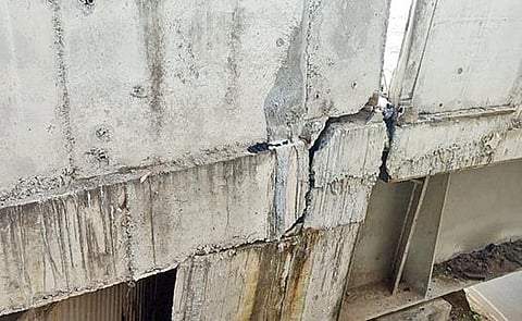 மானாமதுரையில் சேதமடைந்த நிலையில் உள்ள ரயில்வே மேம்பாலம்.