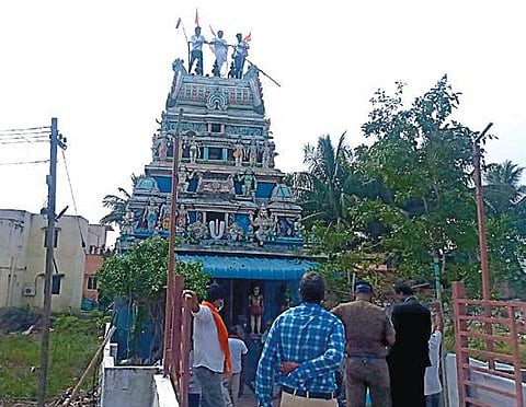 கோயில் கோபுரத்தின் மீது ஏறி போராட்டத்தில் ஈடுபட்ட பக்தர்கள்