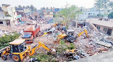 கொளத்தூர் அவ்வை நகரில் நேற்று ஆக்கிரமிப்பு குடியிருப்புகளை அகற்றும் பணியில் ஈடுபட்ட மாநகராட்சி ஊழியர்கள். படம்: ம.பிரபு
