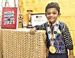 இந்தியா புக் ஆஃப் ரெக்கார்ட்ஸ் வழங்கிய சான்றிதழ் மற்றும் பதக்கத்துடன் சிறுவன்  ஜித்.