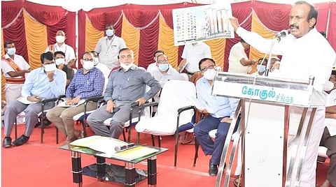 கோவை சிங்காநல்லூரில் உள்ள வீட்டுவசதி வாரிய குடியிருப்புகளை புதுப்பிப்பது தொடர்பான இன்று நடைபெற்ற கருத்துகேட்பு கூட்டத்தில் பேசிய அமைச்சர் சு.முத்துசாமி.