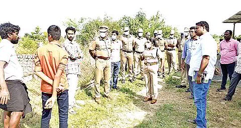 அரக்கோணம் அடுத்த கன்னிகாபுரம் பகுதியில் நேற்று விசாரணை நடத்திய மாவட்ட காவல் கண்காணிப்பாளர் டாக்டர் தீபாசத்யன்.