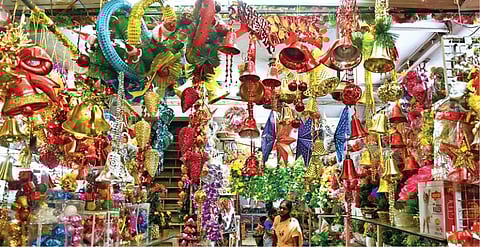 தூத்துக்குடியில் உள்ள கடையில் விற்பனைக்காக வைக்கப்பட்டுள்ள கிறிஸ்துமஸ் அலங்காரப் பொருட்கள். 						           			       		  படம்: என்.ராஜேஷ்