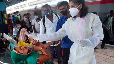 மும்பையில் கடந்த 24 மணி நேரத்தில் 490 பேருக்குக் கரோனா தொற்று