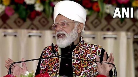 வாரணாசியில் நடந்த நிகழ்ச்சியில் பிரதமர் மோடி பேசிய காட்சி | படம்: ஏஎன்ஐ.