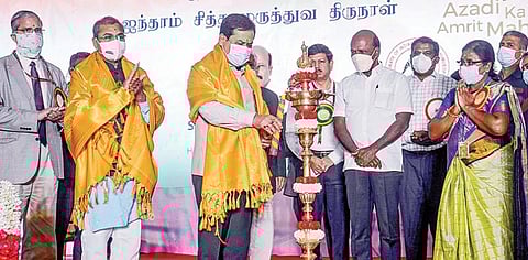 தேசிய சித்தா மையம் மற்றும் தமிழக அரசின் இந்திய மருத்துவம் மற்றும் ஹோமியோபதி இயக்குநரகம் இணைந்து சென்னை நந்தம்பாக்கத்தில் உள்ள வர்த்தக மையத்தில் நேற்று நடத்திய 5-வது சித்தா தின விழாவை மத்திய ஆயுஷ் துறை அமைச்சர் சர்பானந்தா ேசானோவால் குத்து விளக்கேற்றி தொடங்கி வைத்தார். இணை அமைச்சர் மகேந்திர முஞ்சபாரா, தமிழக சுகாதாரத் துறை அமைச்சர் மா.சுப்பிரமணியன் உடனிருந்தனர். படம்: பு.க.பிரவீன்