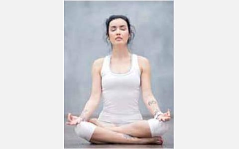 தினம் தினம் யோகா 23: அர்த்த பத்மாசனம்