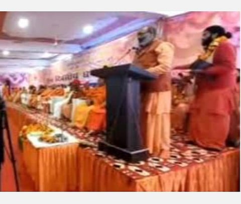 ஹரித்துவாரில் நடந்த மாநாட்டில் மதத்தலைவர்கள் பேசிய காட்சி | படம் உதவி ட்விட்டர்