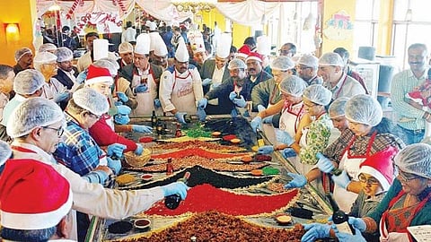 கிறிஸ்துமஸ்: நீலகிரி மாவட்டத்தில் பாரம்பரியம் மிக்க ‘கேக் மிக்ஸிங்’ நிகழ்ச்சி