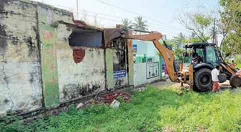 இடிக்கப்படும் பள்ளிக் கட்டிடம்.