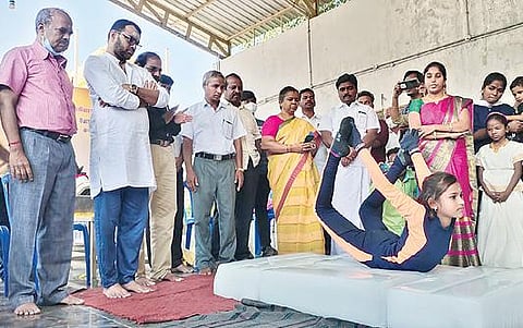 ஐஸ் கட்டி மீது யோகாசனம் செய்த மாணவி வர்ஷா.