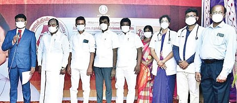 திருவண்ணாமலை அண்ணாமலையார் கோயிலில் மருத்துவ மையம் திறப்பு விழாவில் பேசும் ஆட்சியர் பா.முருகேஷ். அருகில், துணை சபாநாயகர் கு.பிச்சாண்டி உள்ளிட்டோர்.