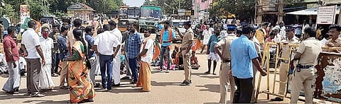 குடியிருப்புப் பகுதியில் சடலத்தை  புதைத்ததைக் கண்டித்து, சிவகங்கை போக்குவரத்து பணிமனை முன் மறியலில் ஈடுபட்ட குடியிருப்புவாசிகள்.