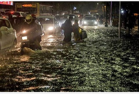 மழை பாதிப்பு மீட்புப் பணிகளில் காவல் பேரிடர் மீட்புக் குழுவினர்: பிற துறைகளுடன் இணைந்து பணியாற்ற ஆணையர் உத்தரவு