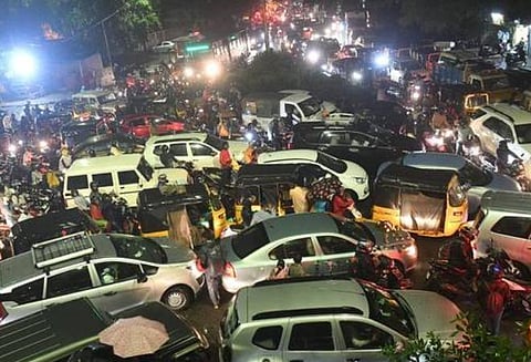 சென்னையில் திடீரென பெய்த கனமழையால் பல மணி நேரம் ஸ்தம்பித்த வாகனங்கள்: போக்குவரத்து மேலாண்மை, பேரிடர் கால திட்டங்கள் அவசியம் - பிற நகரங்களிலும் வசதிகளை பரவலாக்க வல்லுநர்கள் வலியுறுத்தல்