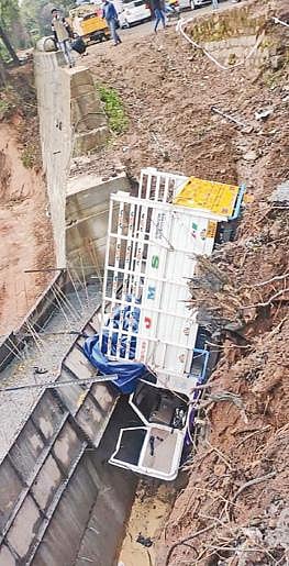 குன்னூரில் கடும் பனிமூட்டம்: பள்ளத்தில் கவிழ்ந்து விபத்துக்குள்ளான வாகனம்