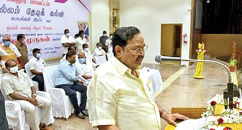 காட்பாடி அடுத்த பிரம்மபுரத்தில் இல்லம் தேடி கல்வி திட்டம் தொடக்க விழாவில் பேசும் அமைச்சர் துரைமுருகன். அருகில், மாவட்ட ஆட்சியர் குமாரவேல் பாண்டியன், அணைக்கட்டு எம்எல்ஏ நந்தகுமார் உள்ளிட்டோர். படம்: வி.எம்.மணிநாதன்.